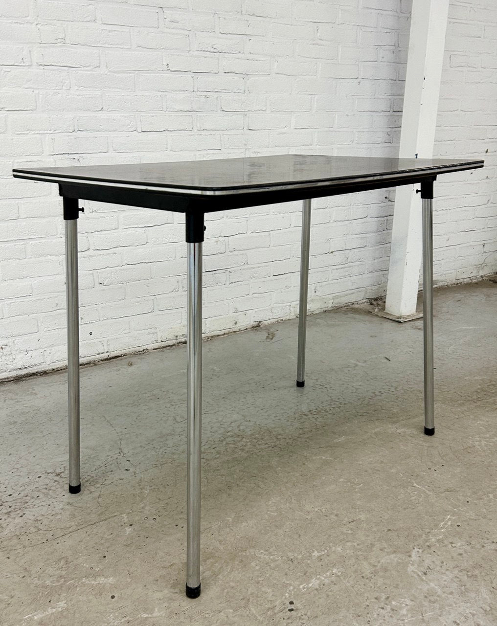 Vintage formica tafel met stoelen