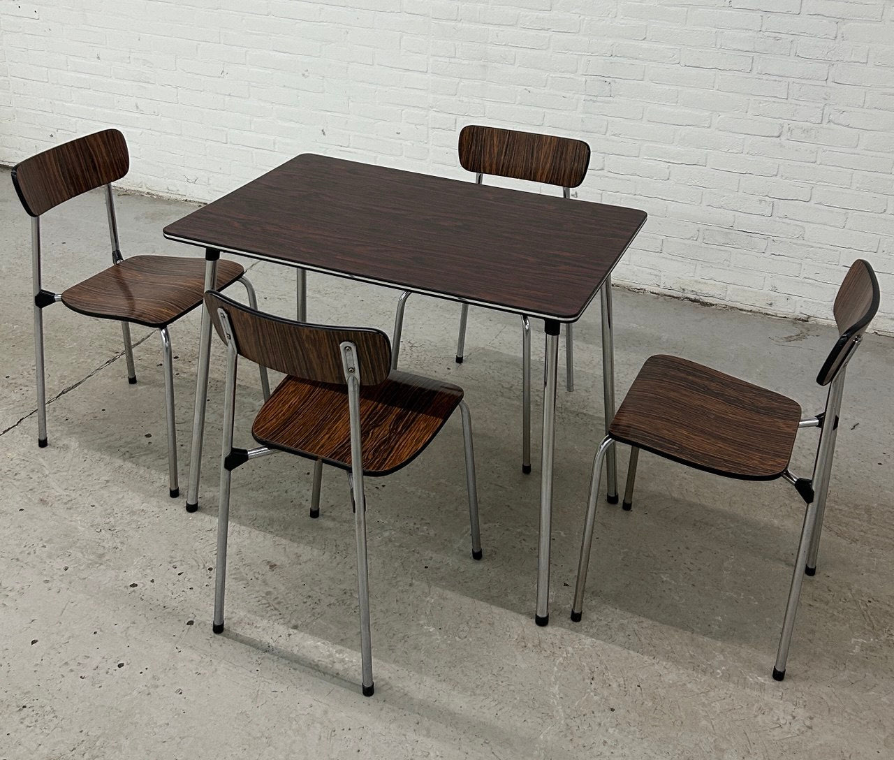 Vintage formica tafel met stoelen