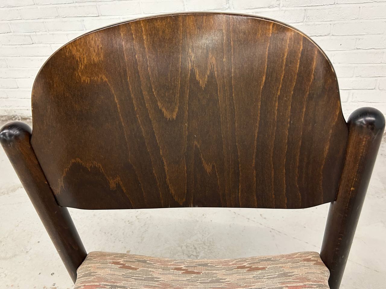 Partij 69 x vintage houten stapelstoelen