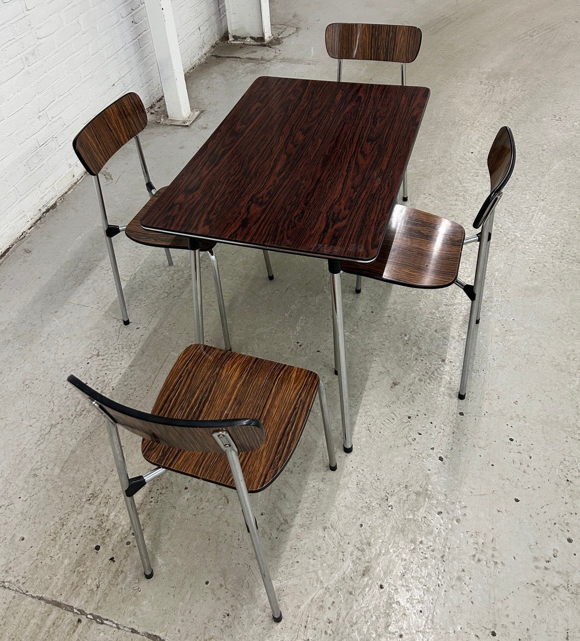 Vintage formica tafel met stoelen