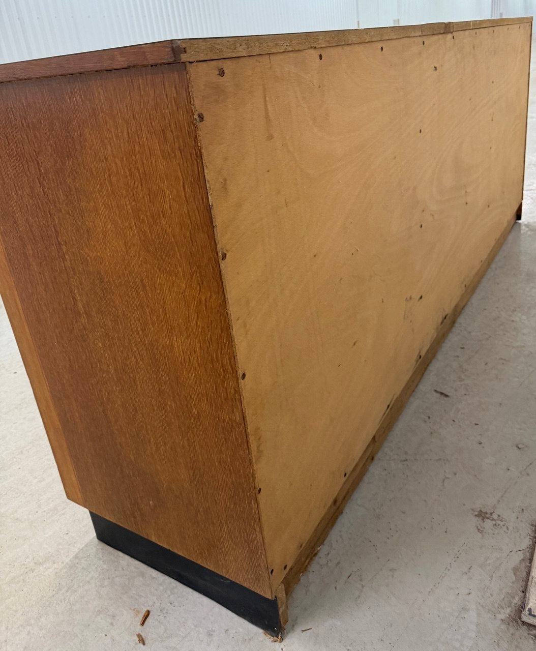 Vintage schoolkast teak met schuifdeuren