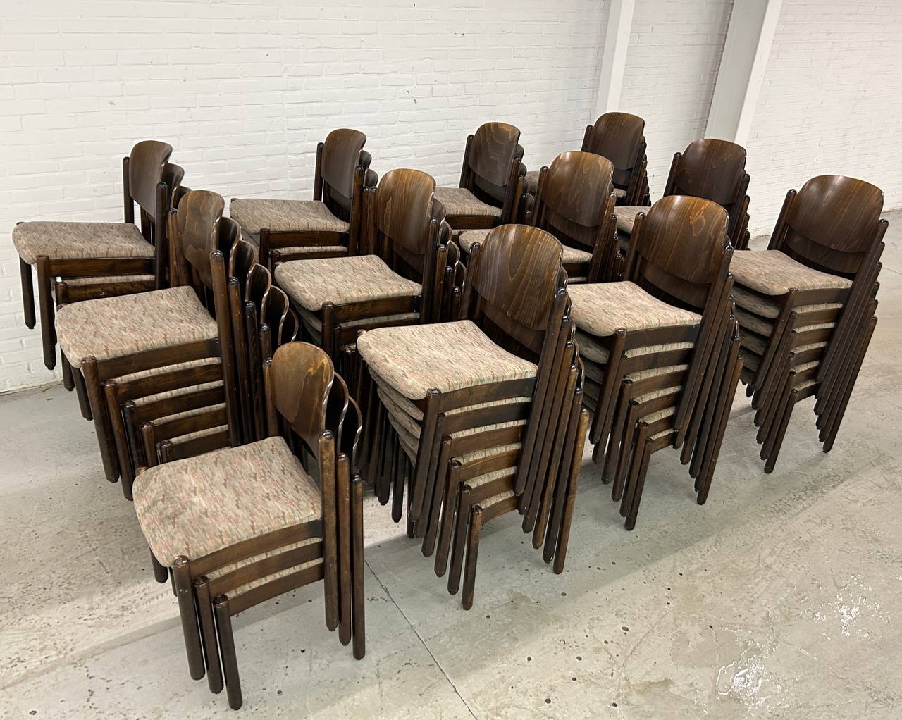 Partij 69 x vintage houten stapelstoelen