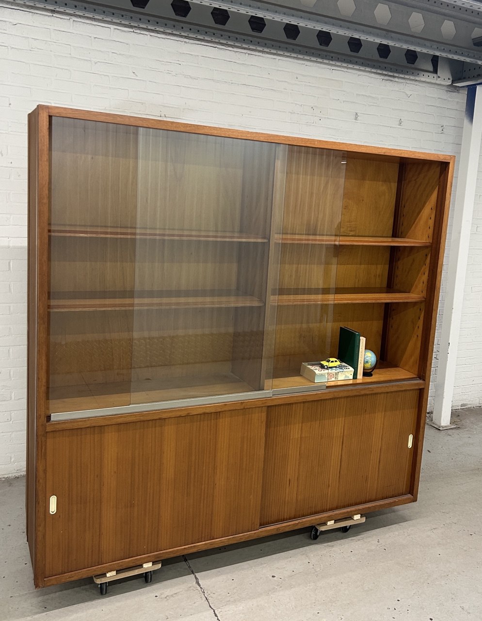 Vintage laboratoriumkast schoolkast
