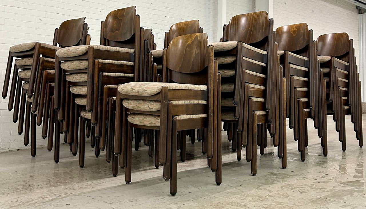 Partij 69 x vintage houten stapelstoelen