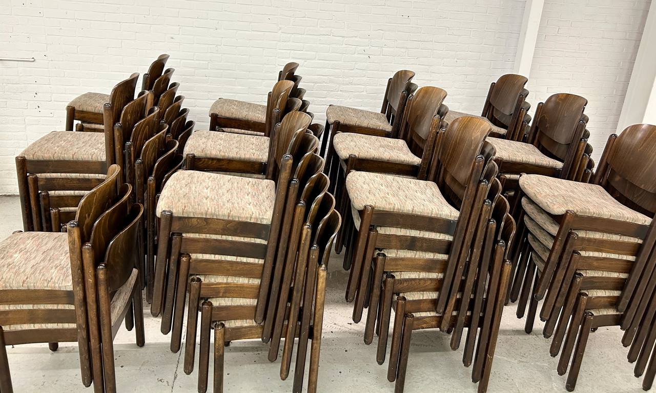 Partij 69 x vintage houten stapelstoelen