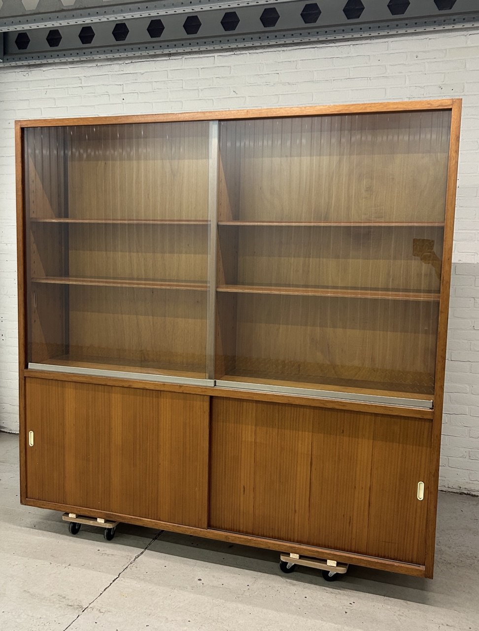 Vintage laboratoriumkast schoolkast