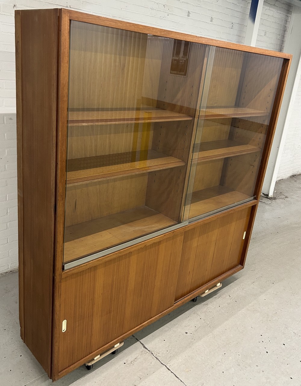 Vintage laboratoriumkast schoolkast