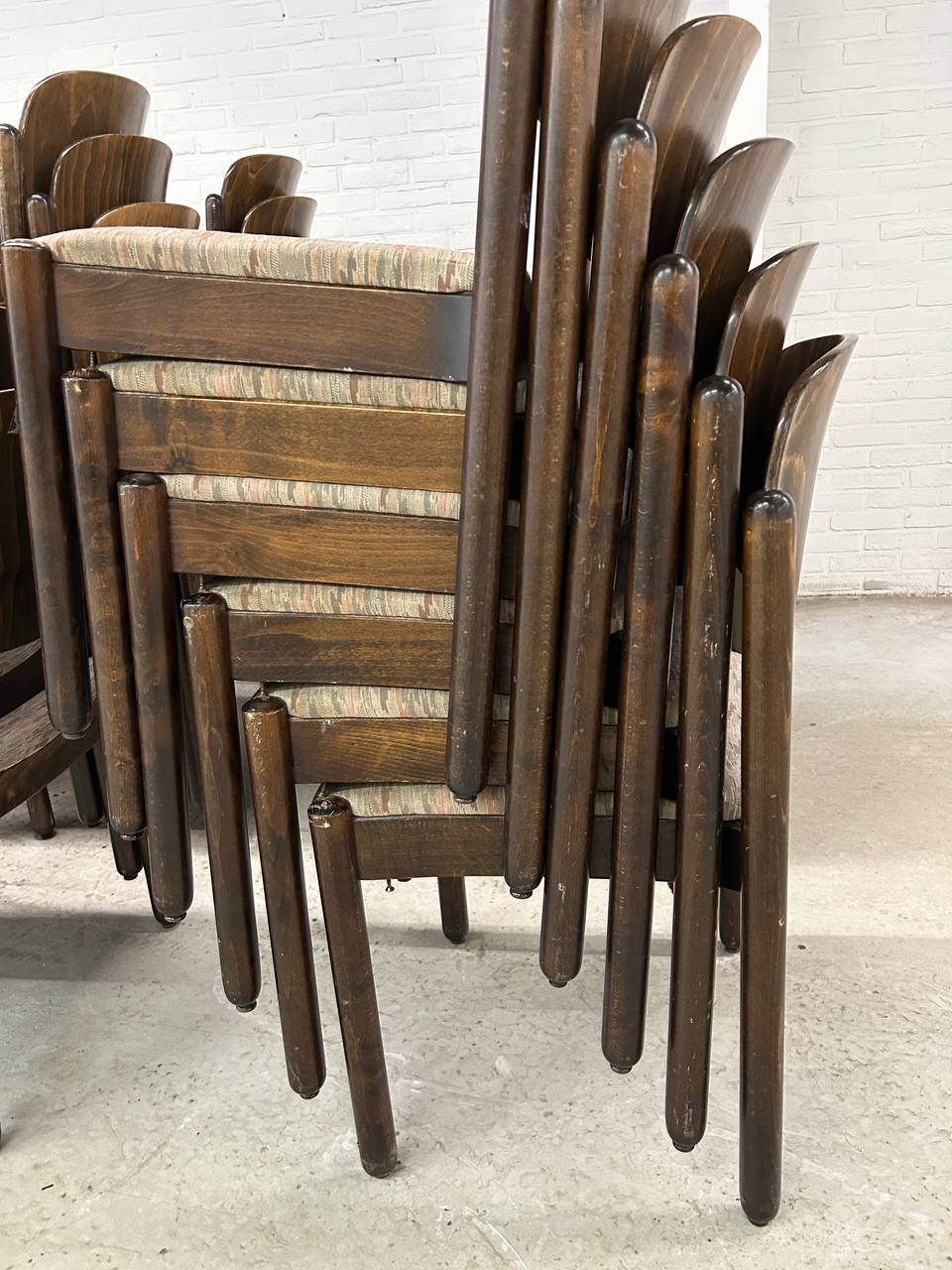 Partij 69 x vintage houten stapelstoelen