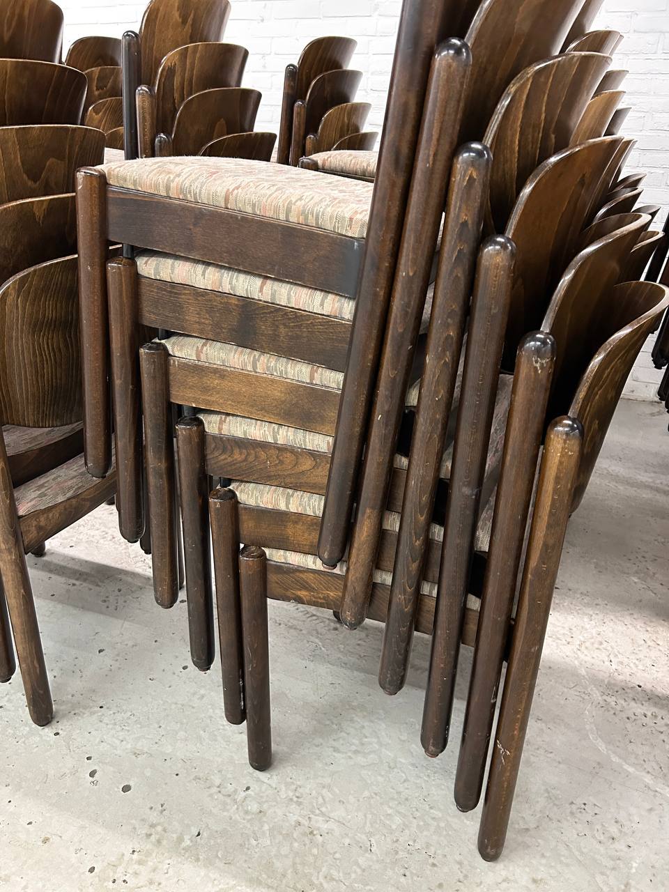 Partij 69 x vintage houten stapelstoelen