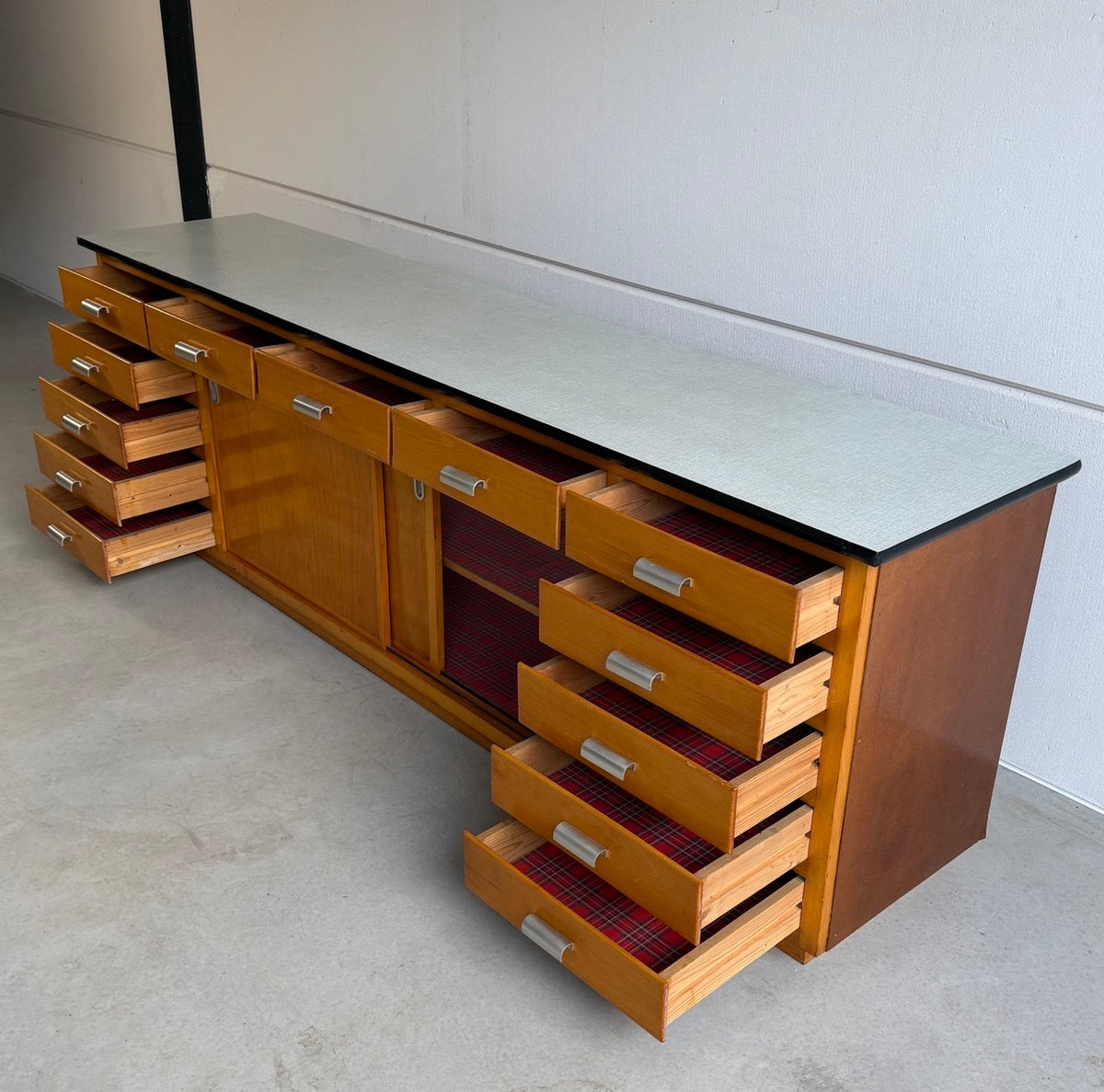 Industrieel vintage dressoir schoolkast