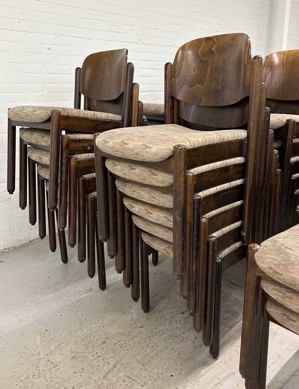 Partij 69 x vintage houten stapelstoelen