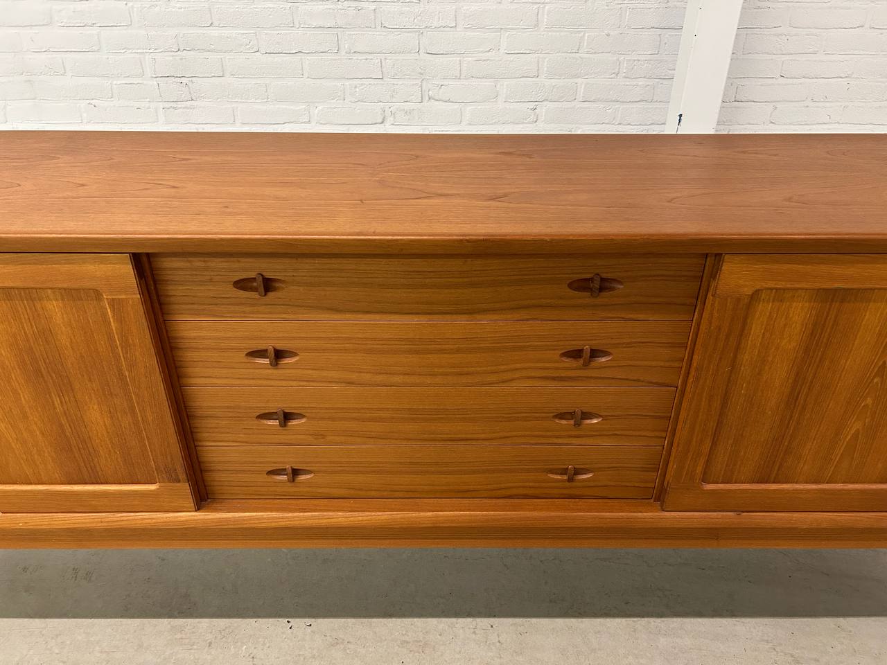 Deens teak dressoir H.W. Klein Bramin