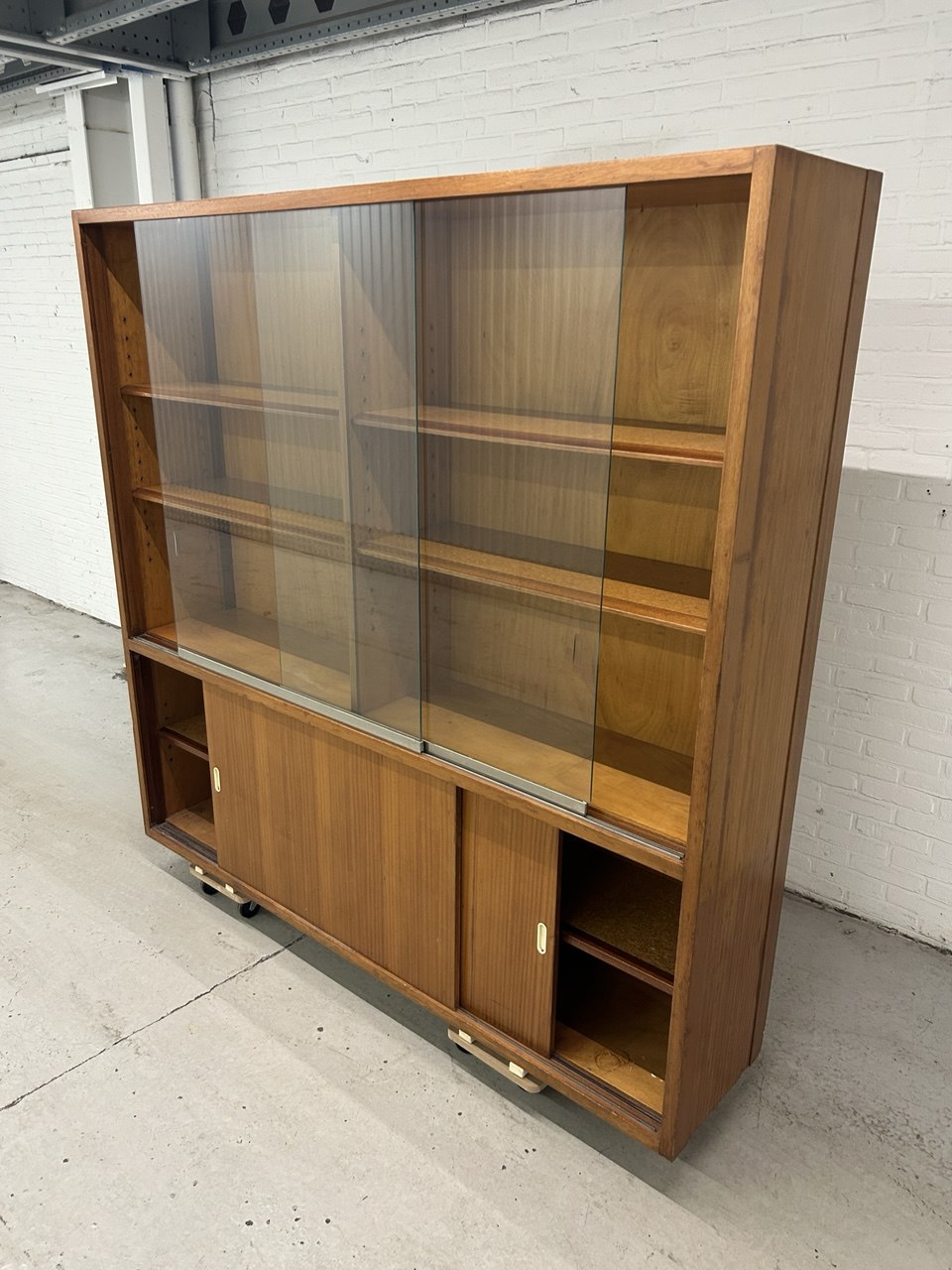 Vintage laboratoriumkast schoolkast