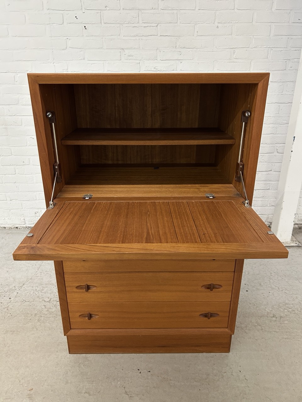 Deens teak cabinet H.W. Klein Bramin