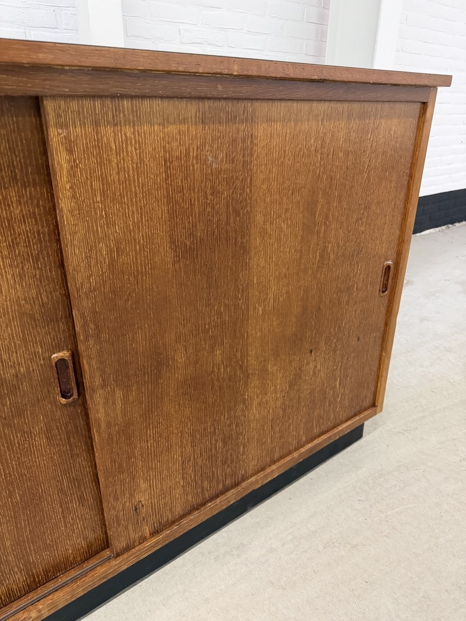 Vintage schoolkast teak met schuifdeuren