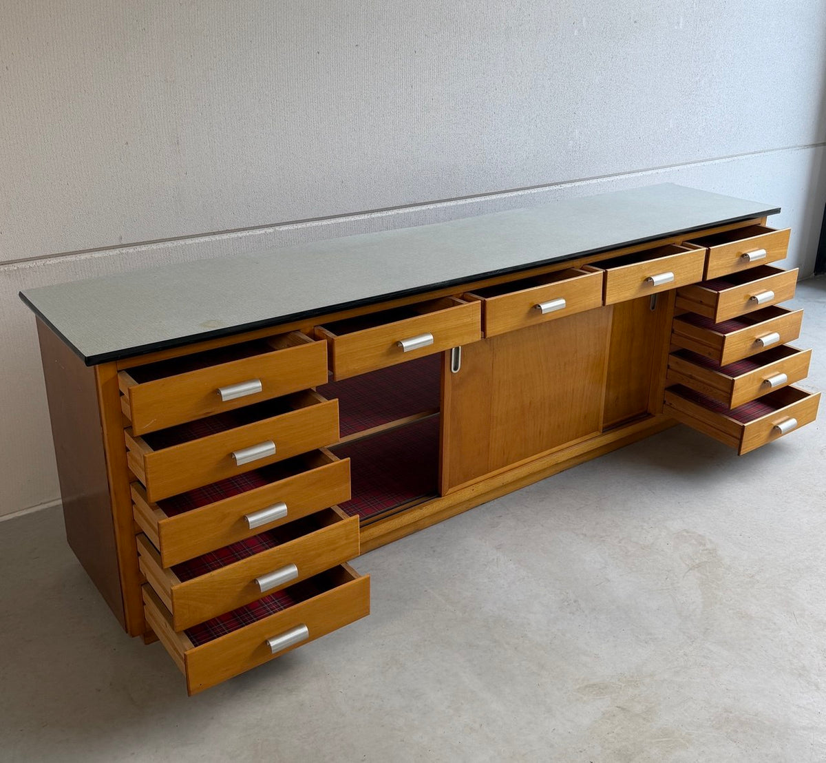 Industrieel vintage dressoir schoolkast