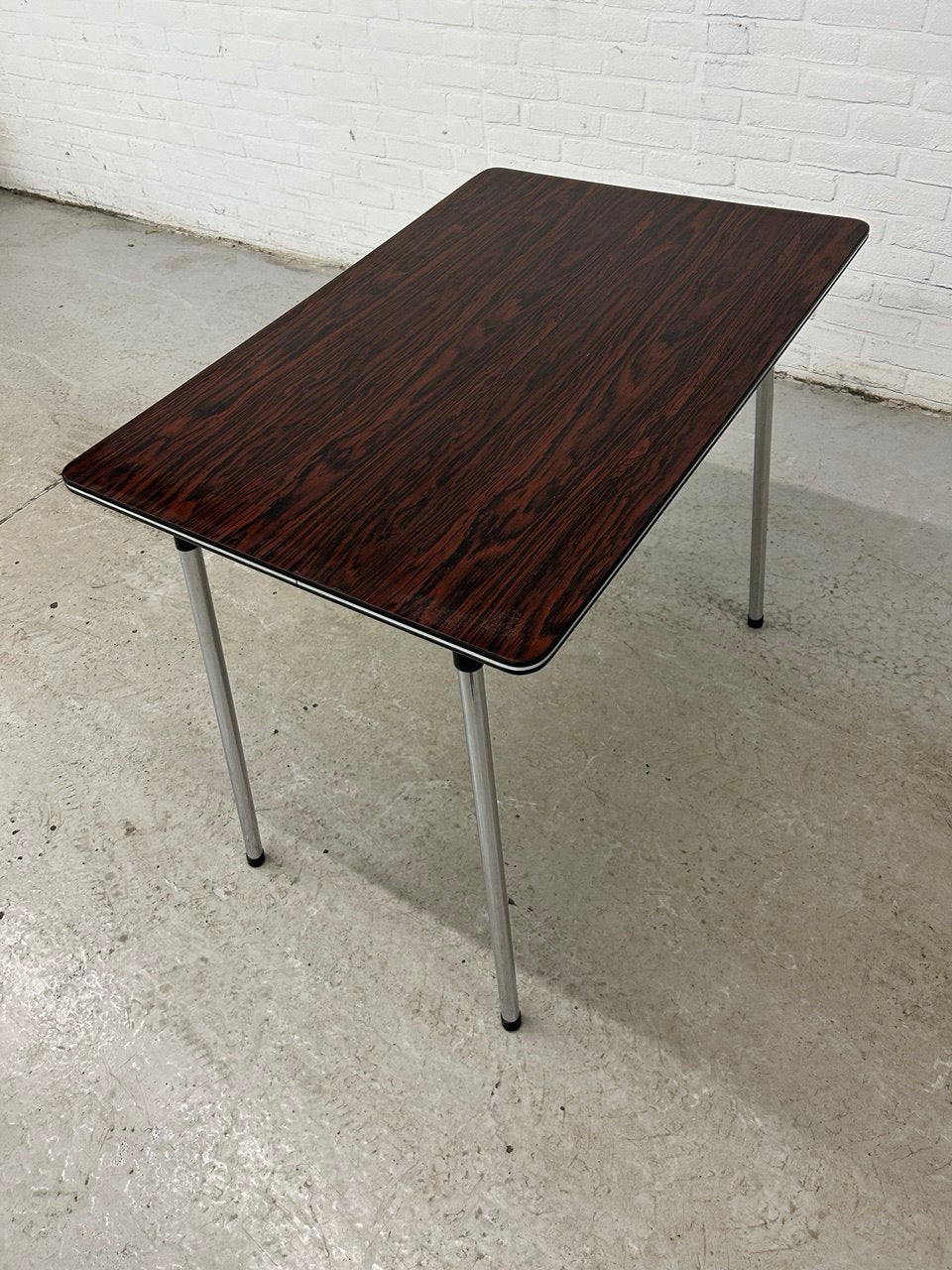 Vintage formica tafel met stoelen