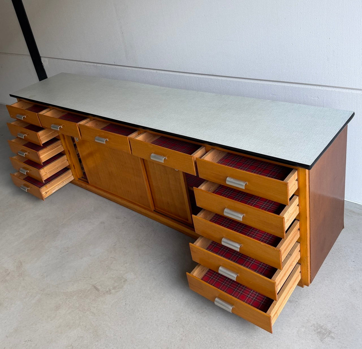 Industrieel vintage dressoir schoolkast