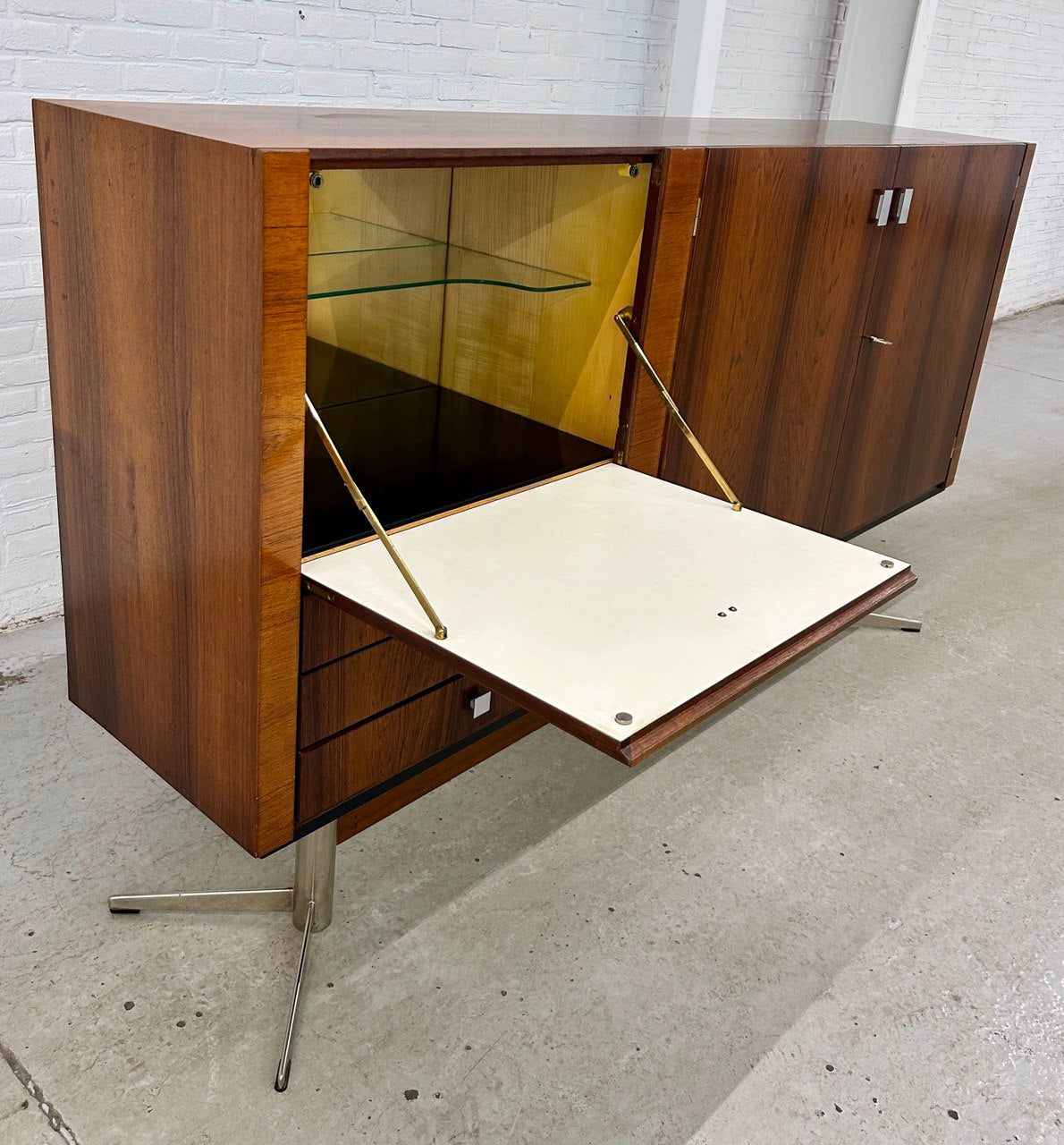 Highboard Louis van Teeffelen voor Wébé