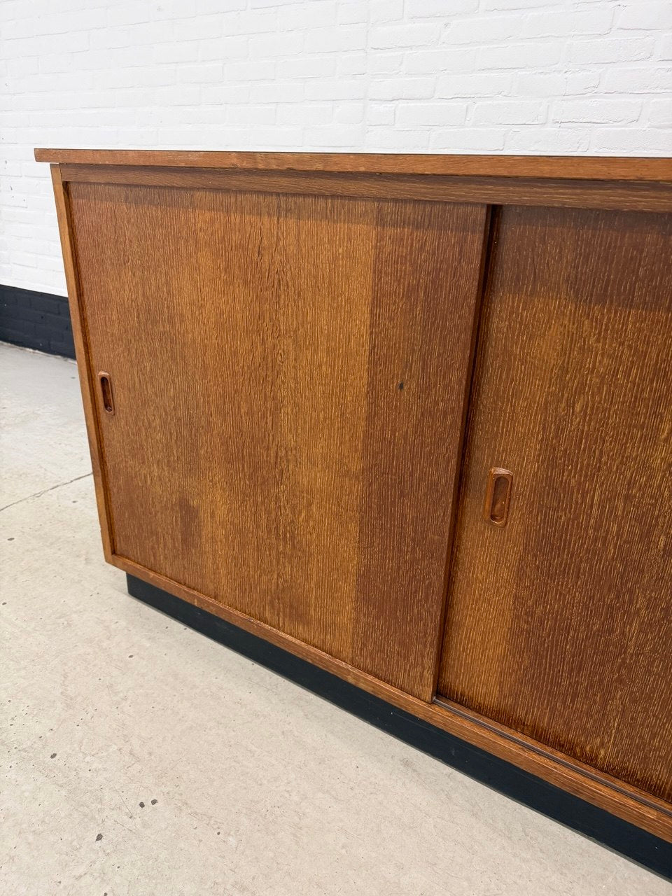 Vintage schoolkast teak met schuifdeuren