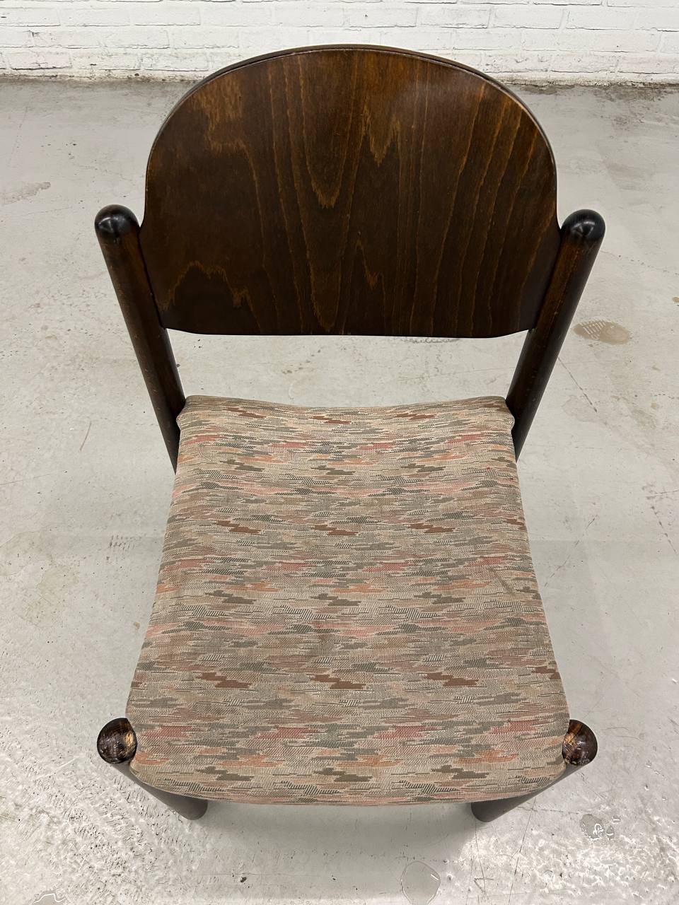 Partij 69 x vintage houten stapelstoelen