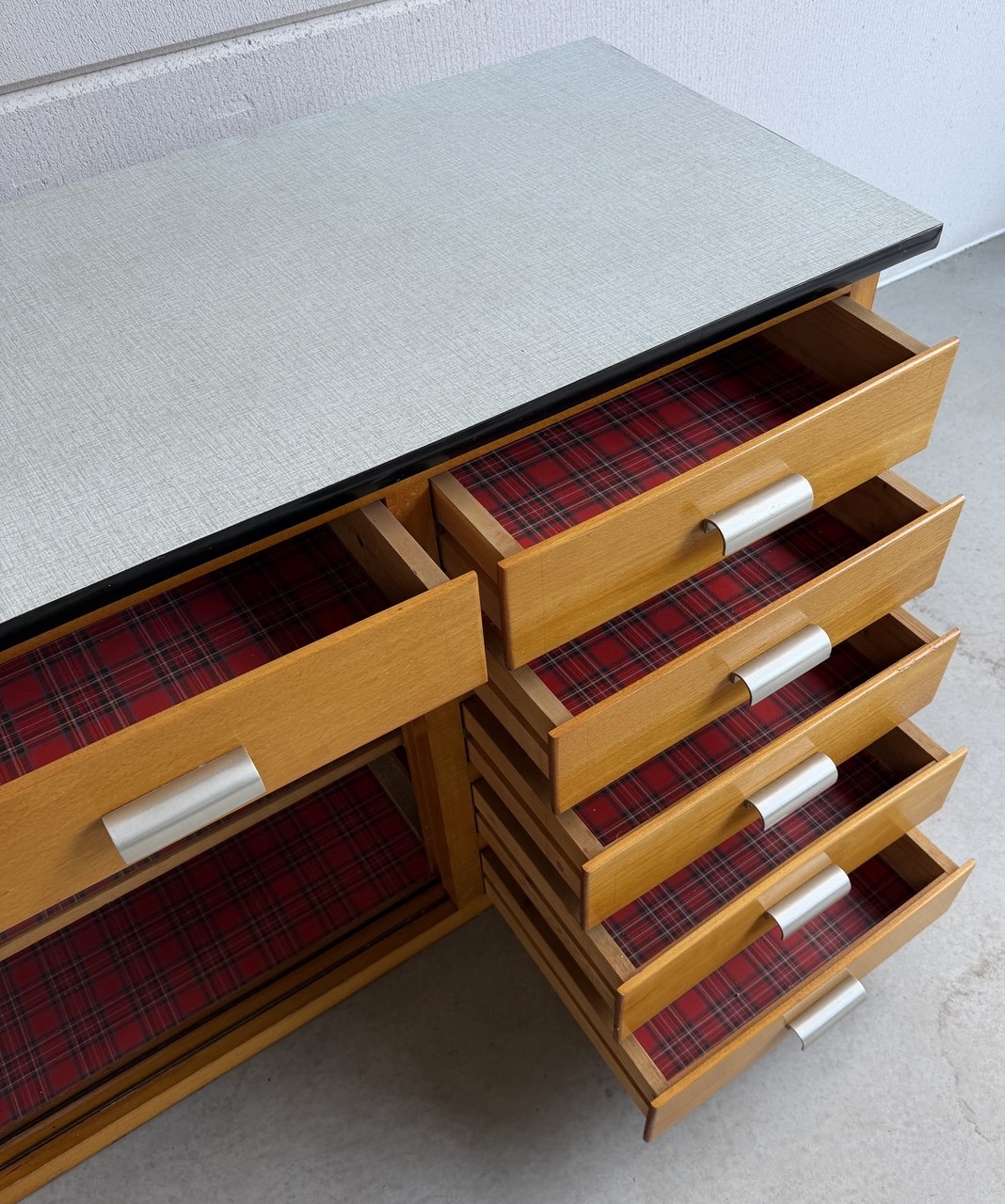 Industrieel vintage dressoir schoolkast