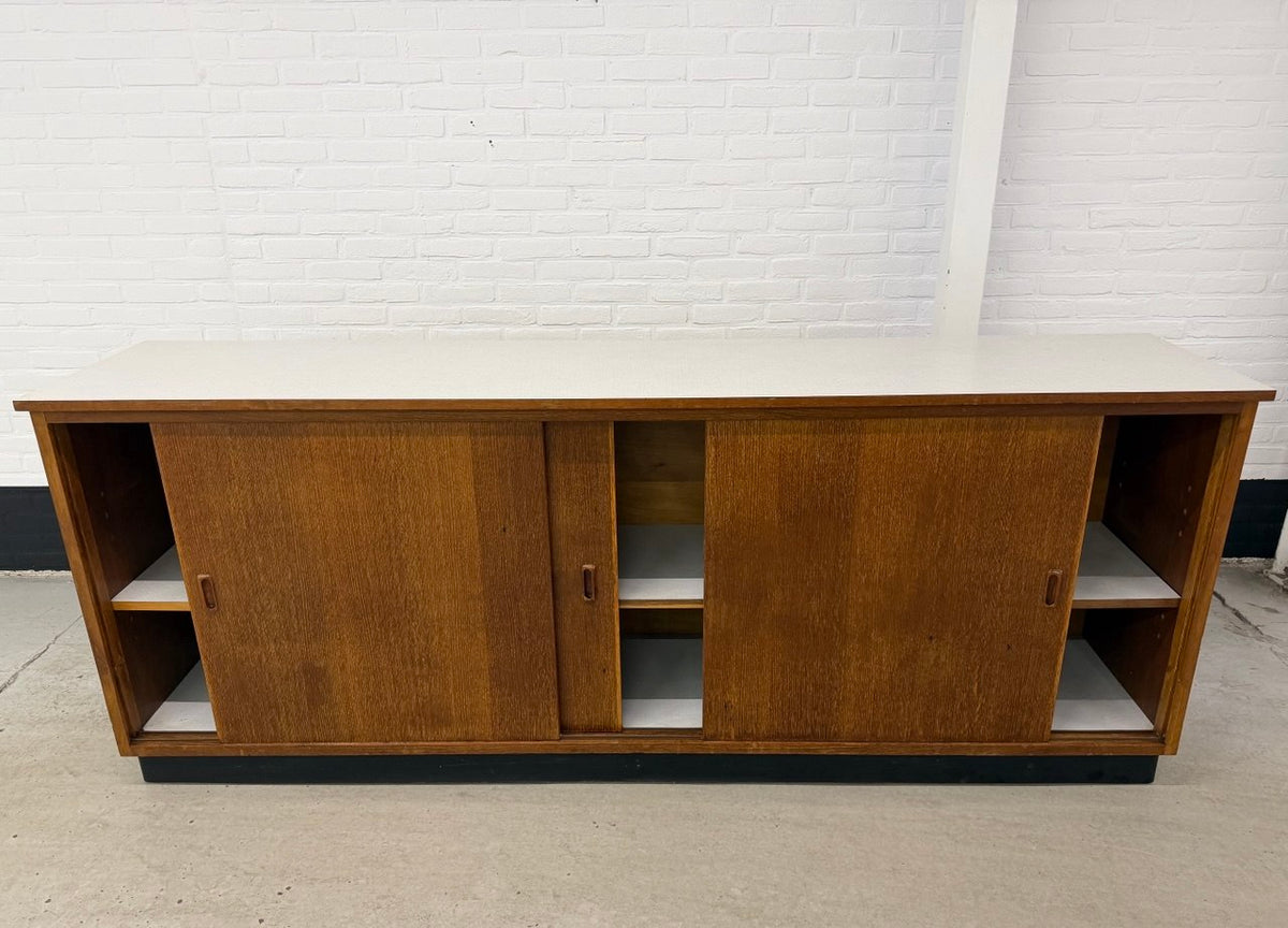 Vintage schoolkast teak met schuifdeuren