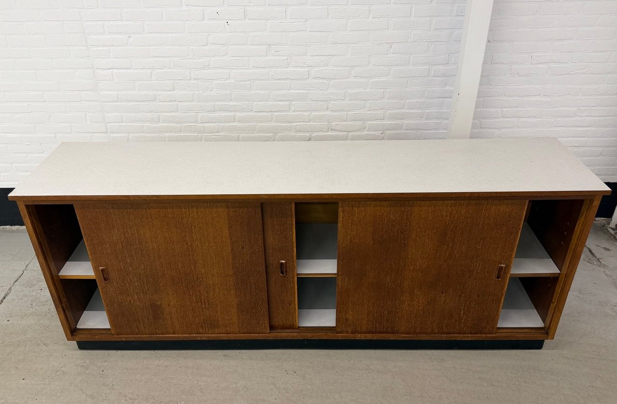 Vintage schoolkast teak met schuifdeuren