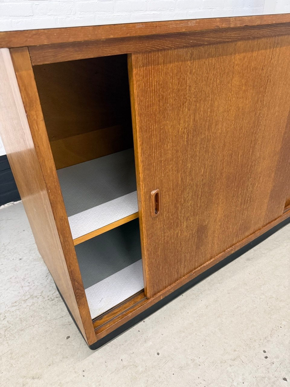 Vintage schoolkast teak met schuifdeuren