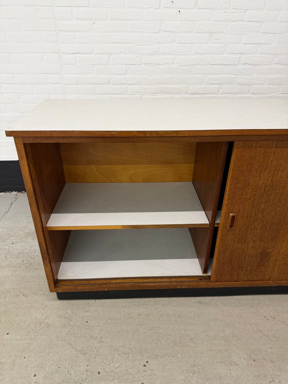 Vintage schoolkast teak met schuifdeuren