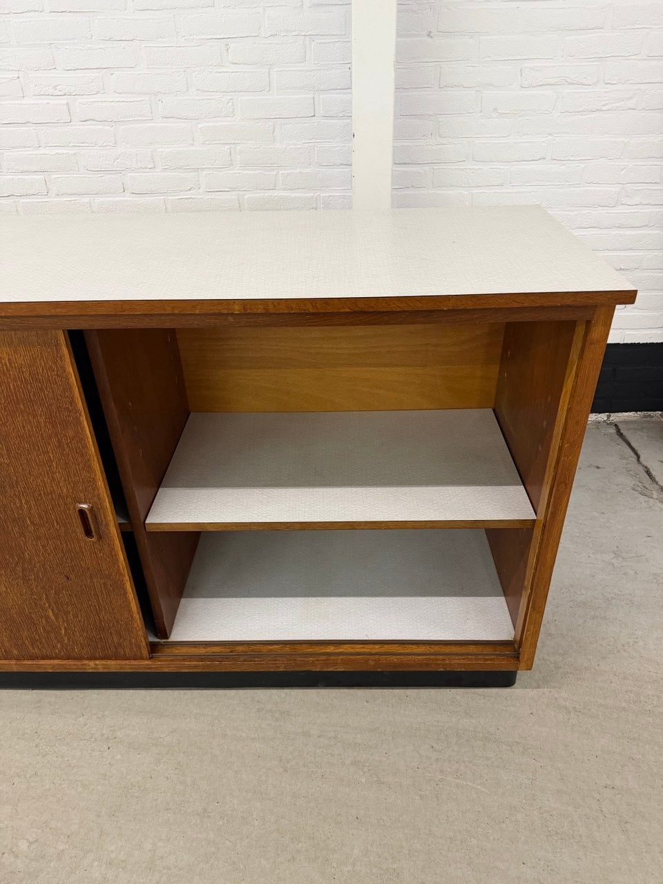 Vintage schoolkast teak met schuifdeuren