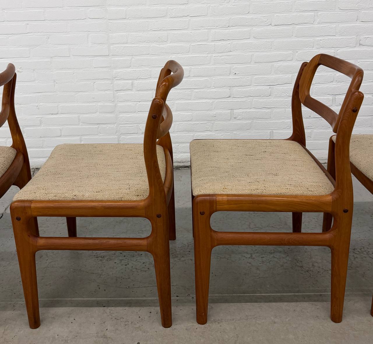 6 stoelen Johannes Andersen voor Uldum Møbelfabrik