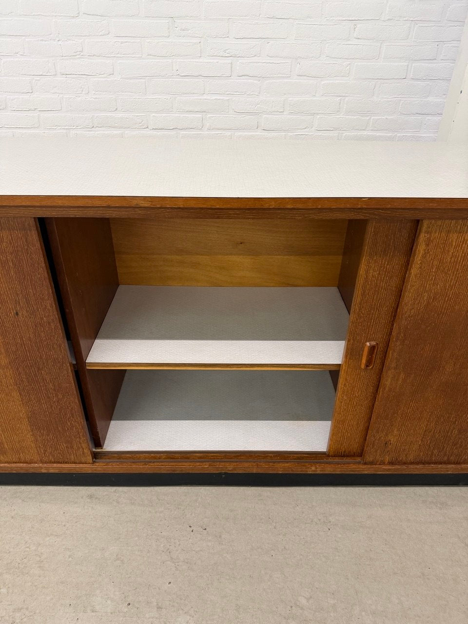 Vintage schoolkast teak met schuifdeuren