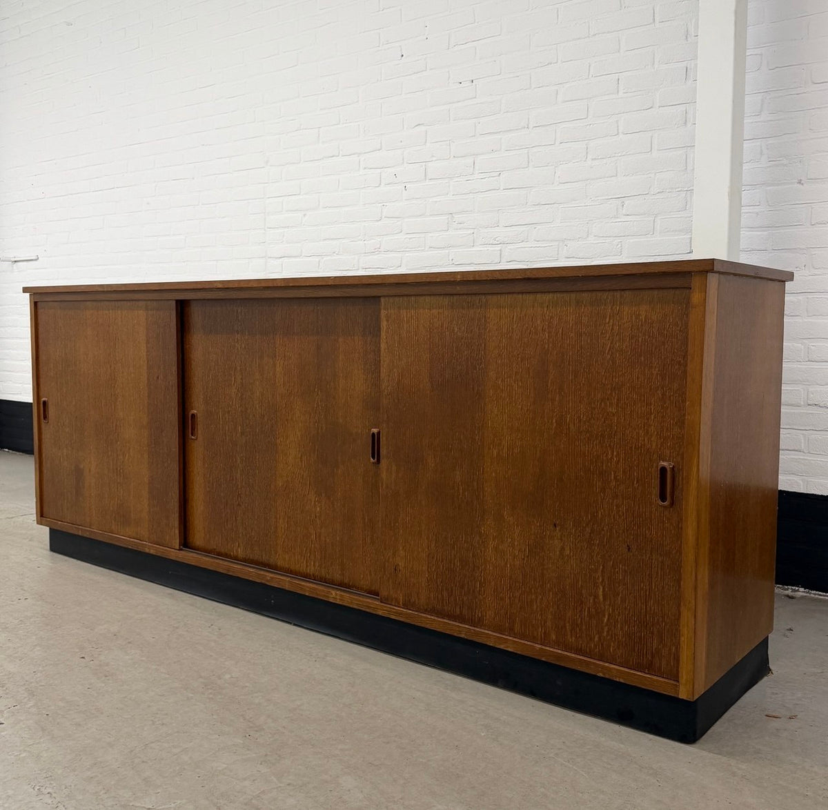 Vintage schoolkast teak met schuifdeuren