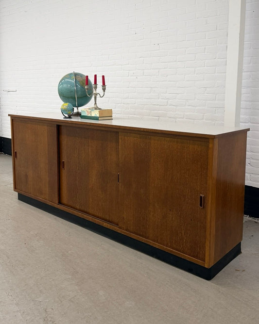 Vintage schoolkast teak met schuifdeuren