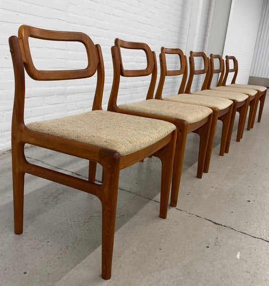 6 stoelen Johannes Andersen voor Uldum Møbelfabrik