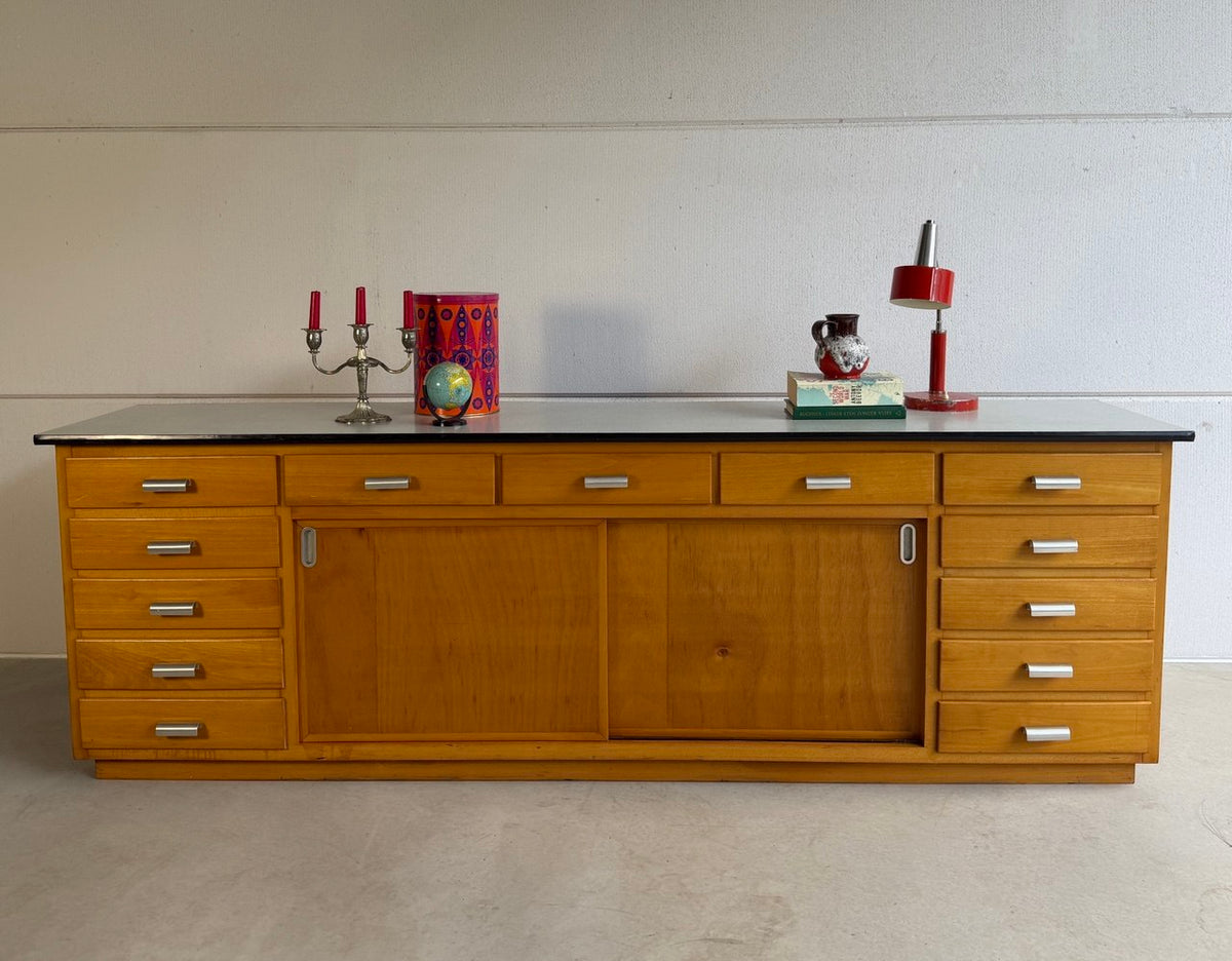 Industrieel vintage dressoir schoolkast