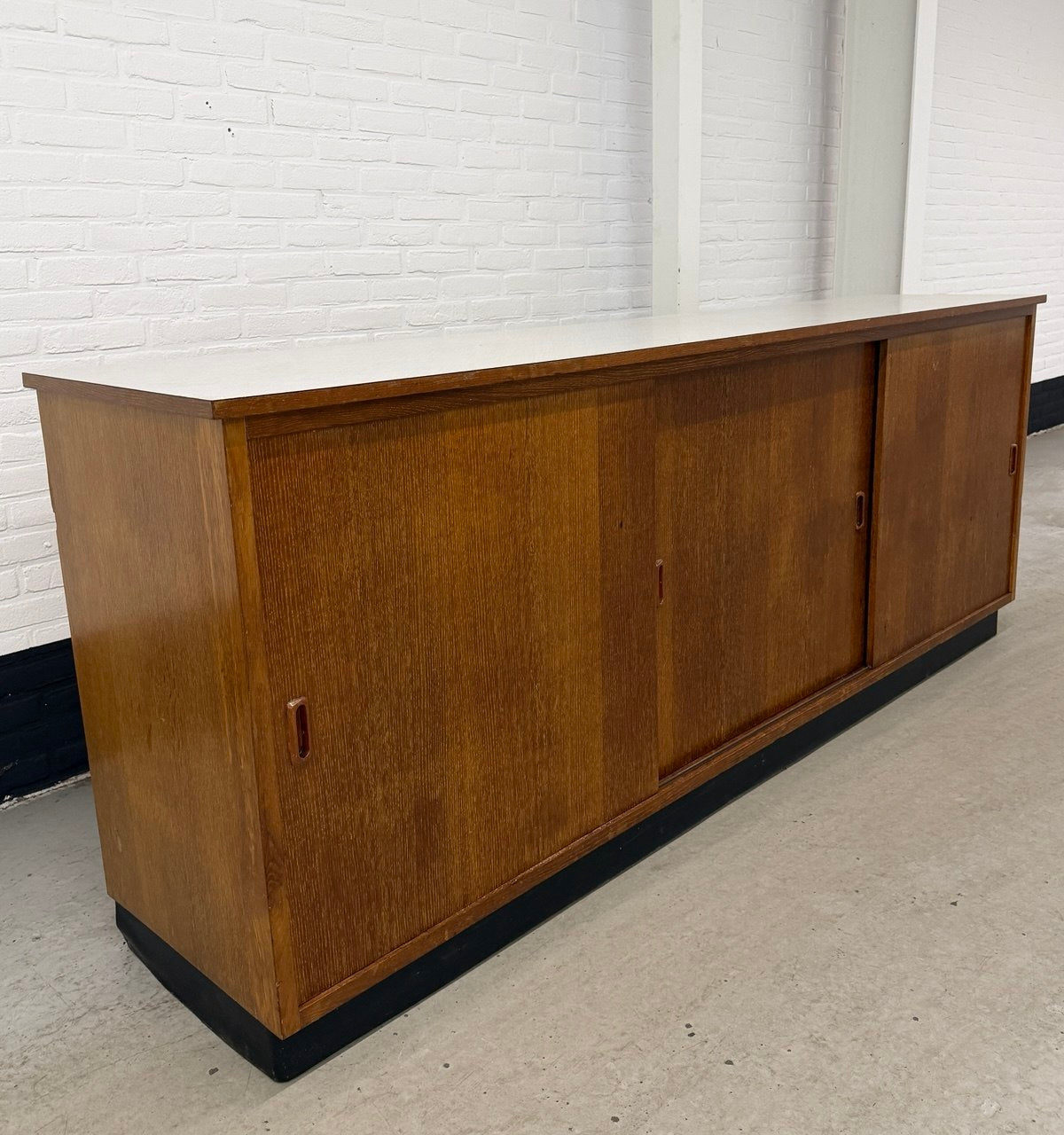 Vintage schoolkast teak met schuifdeuren