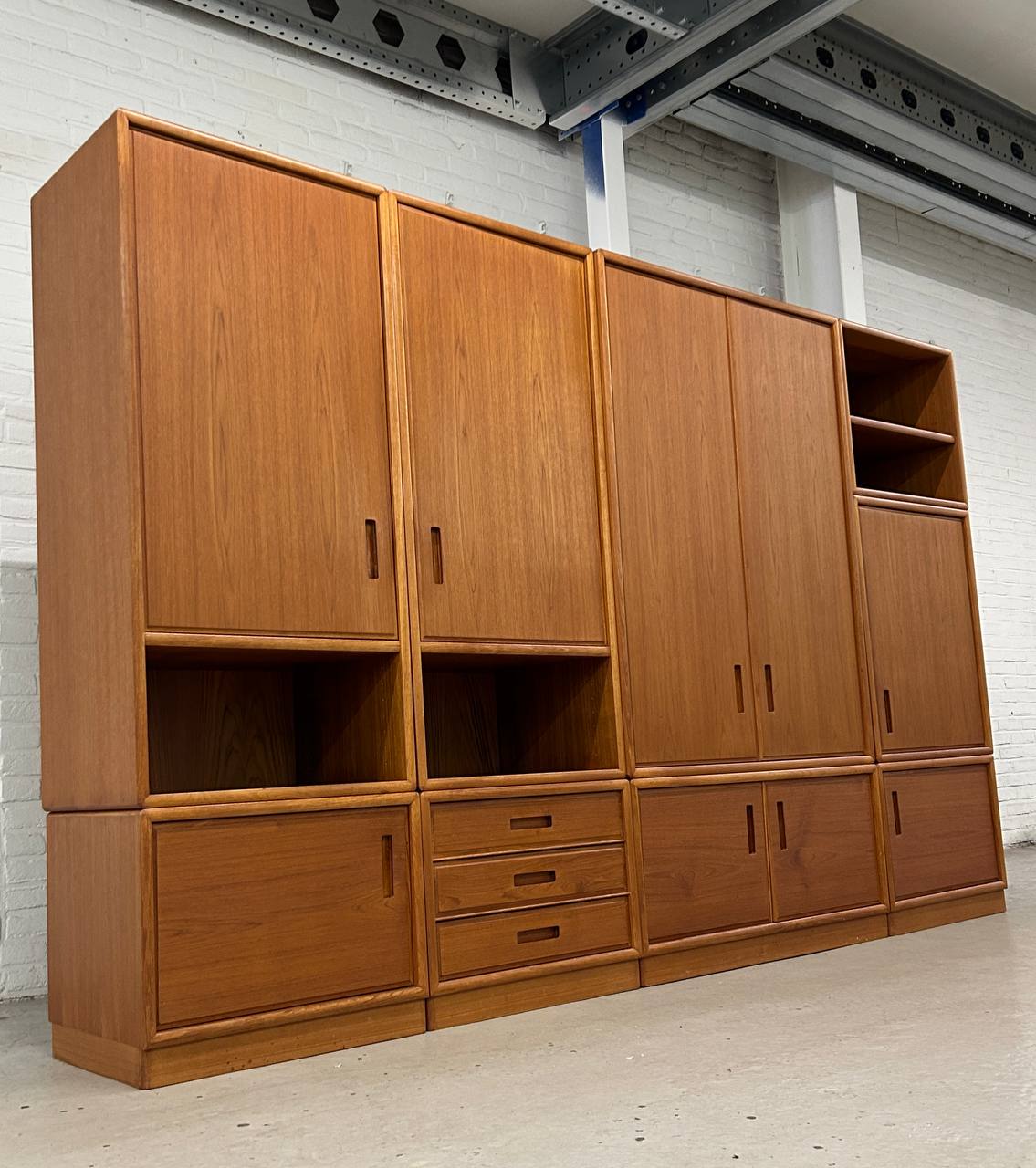 Vintage Teak Dyrlund wandmeubel