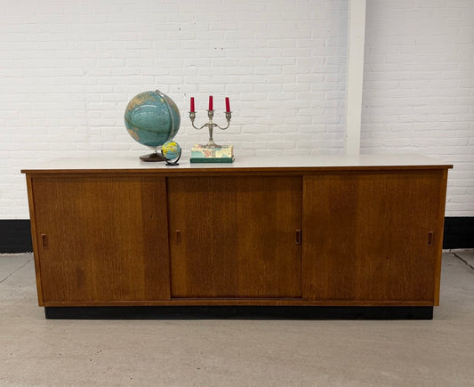 Vintage schoolkast teak met schuifdeuren