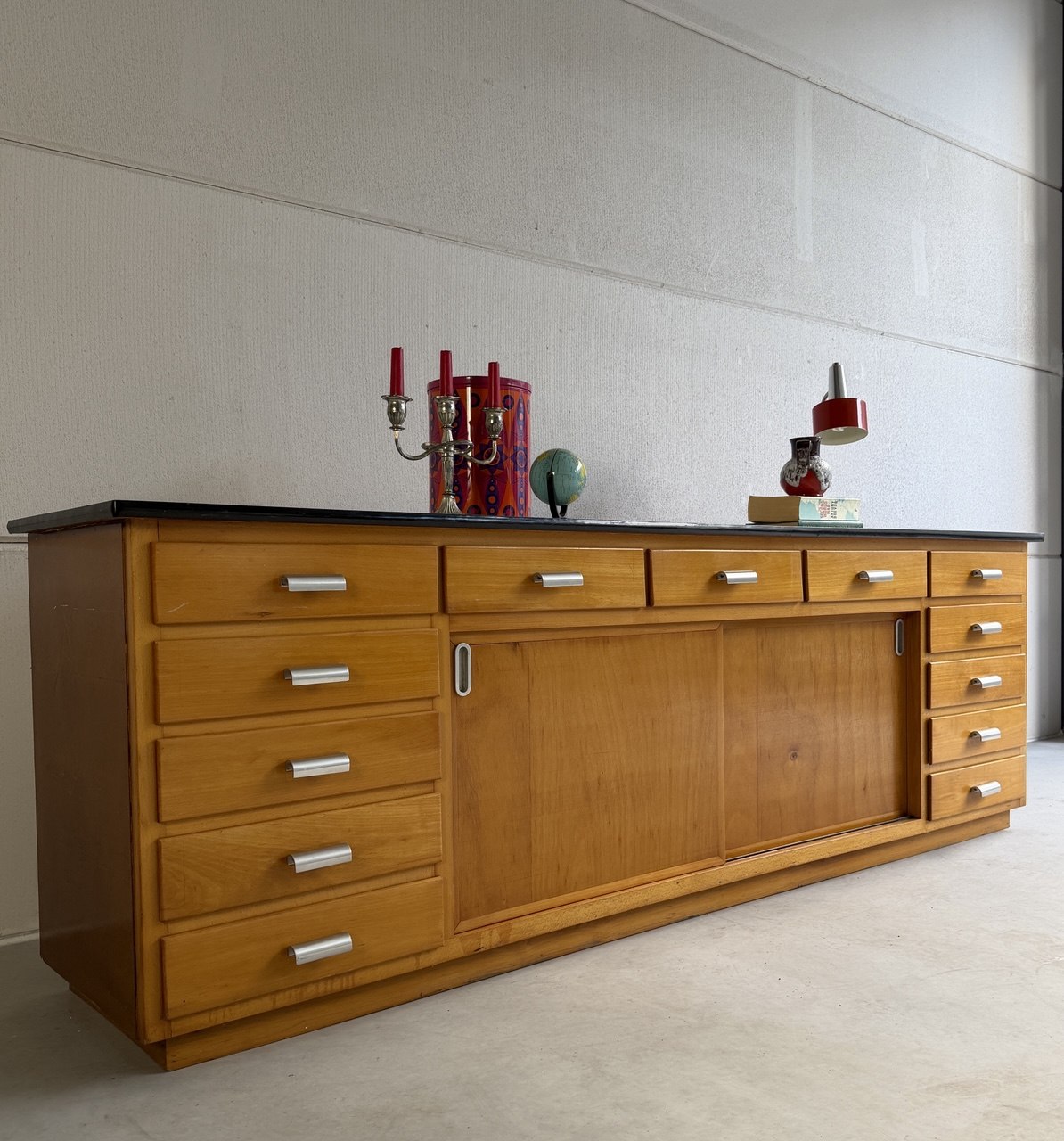 Industrieel vintage dressoir schoolkast