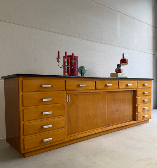 Industrieel vintage dressoir schoolkast