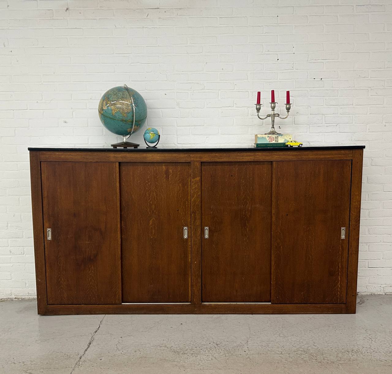 Vintage schoolkast - schuifdeurkast