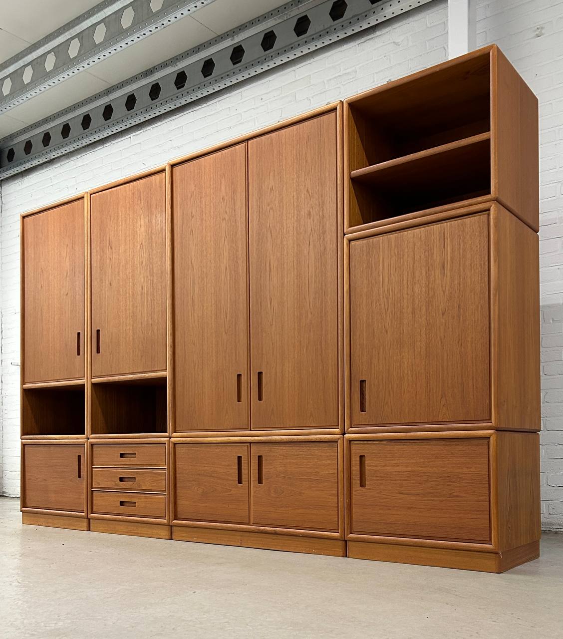 Vintage Teak Dyrlund wandmeubel