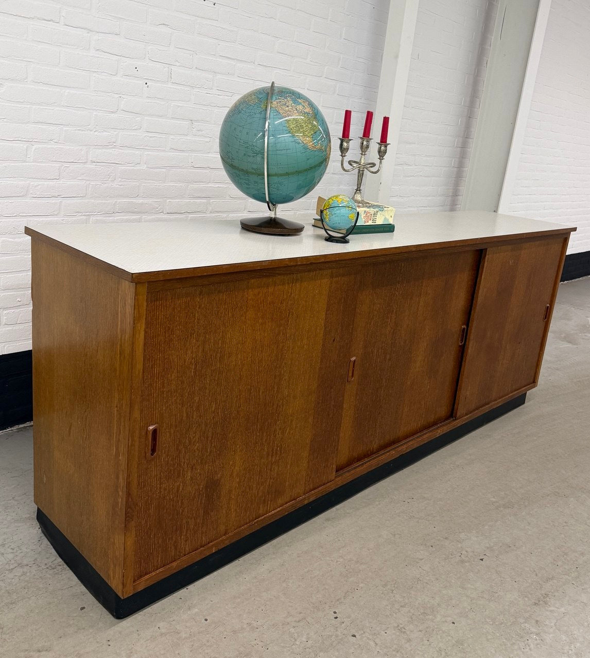 Vintage schoolkast teak met schuifdeuren