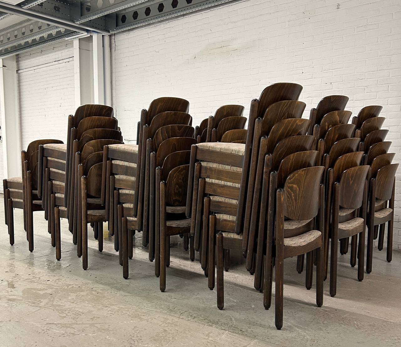 Partij 69 x vintage houten stapelstoelen