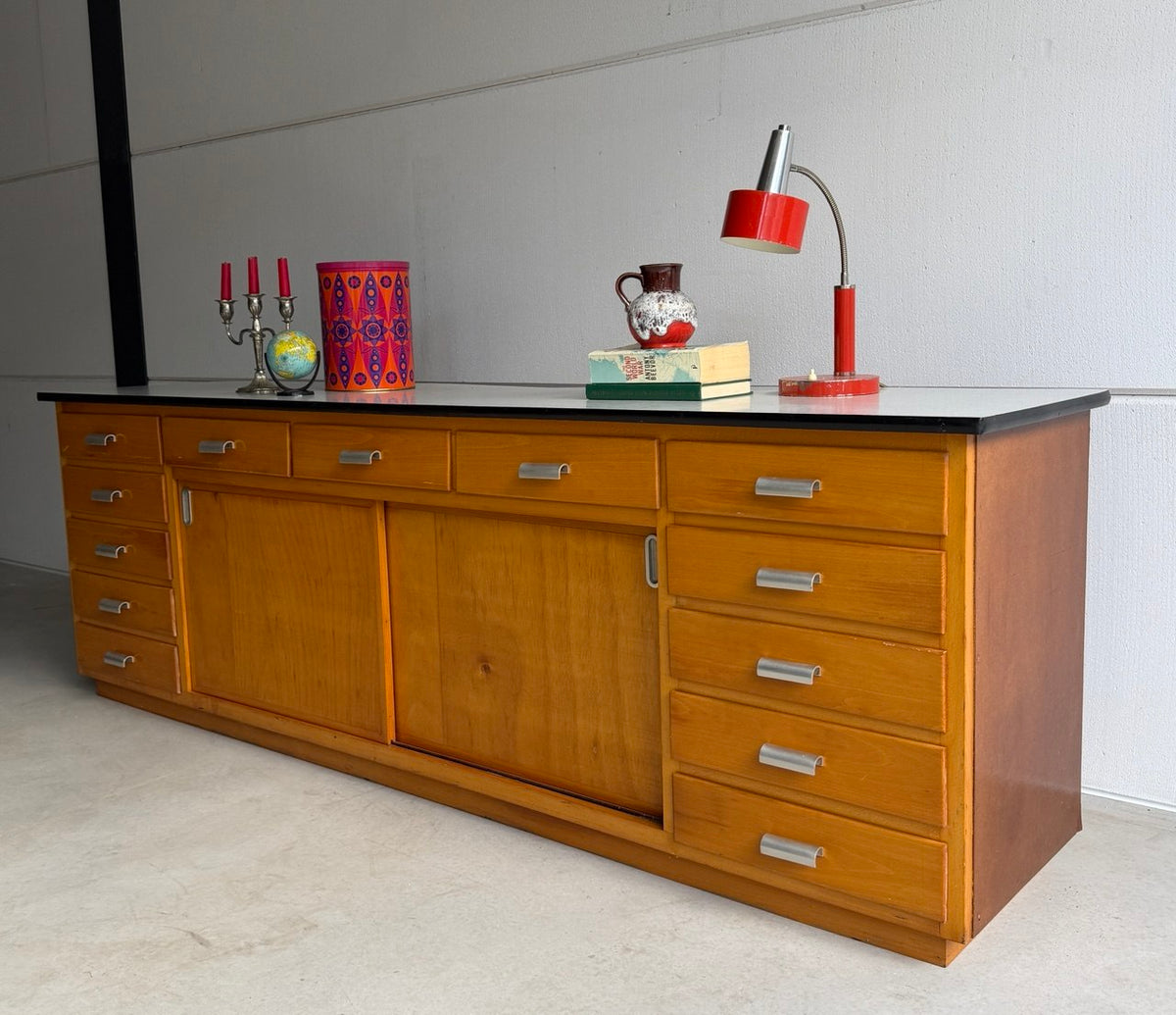 Industrieel vintage dressoir schoolkast