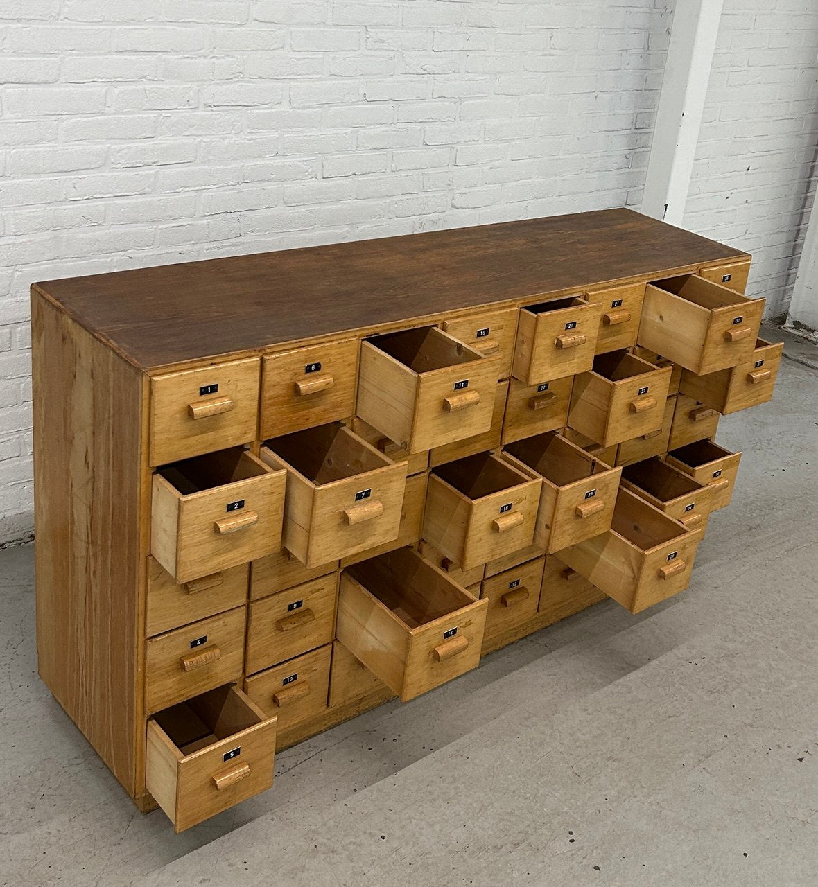 Vintage ladekast schoolkast apothekerskast