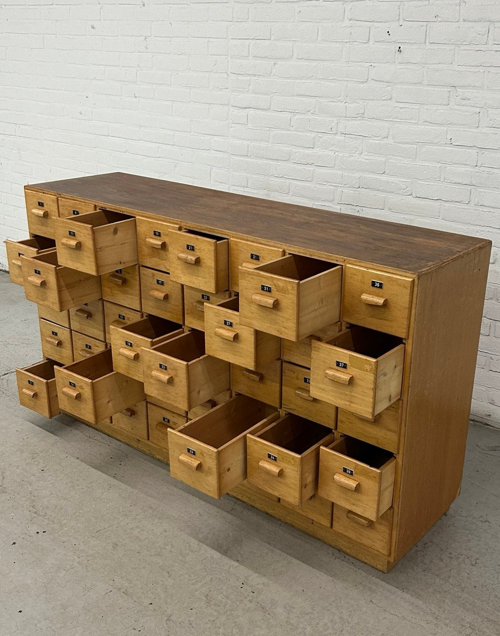 Vintage ladekast schoolkast apothekerskast