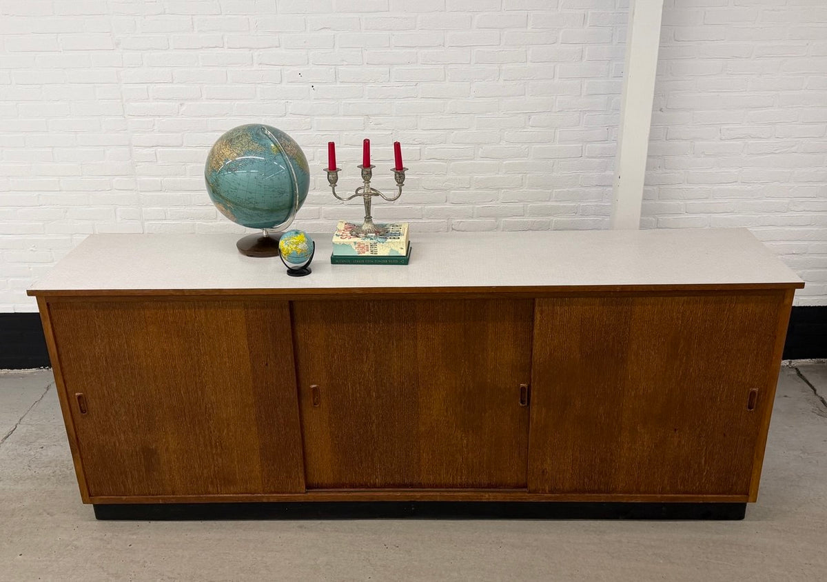 Vintage schoolkast teak met schuifdeuren